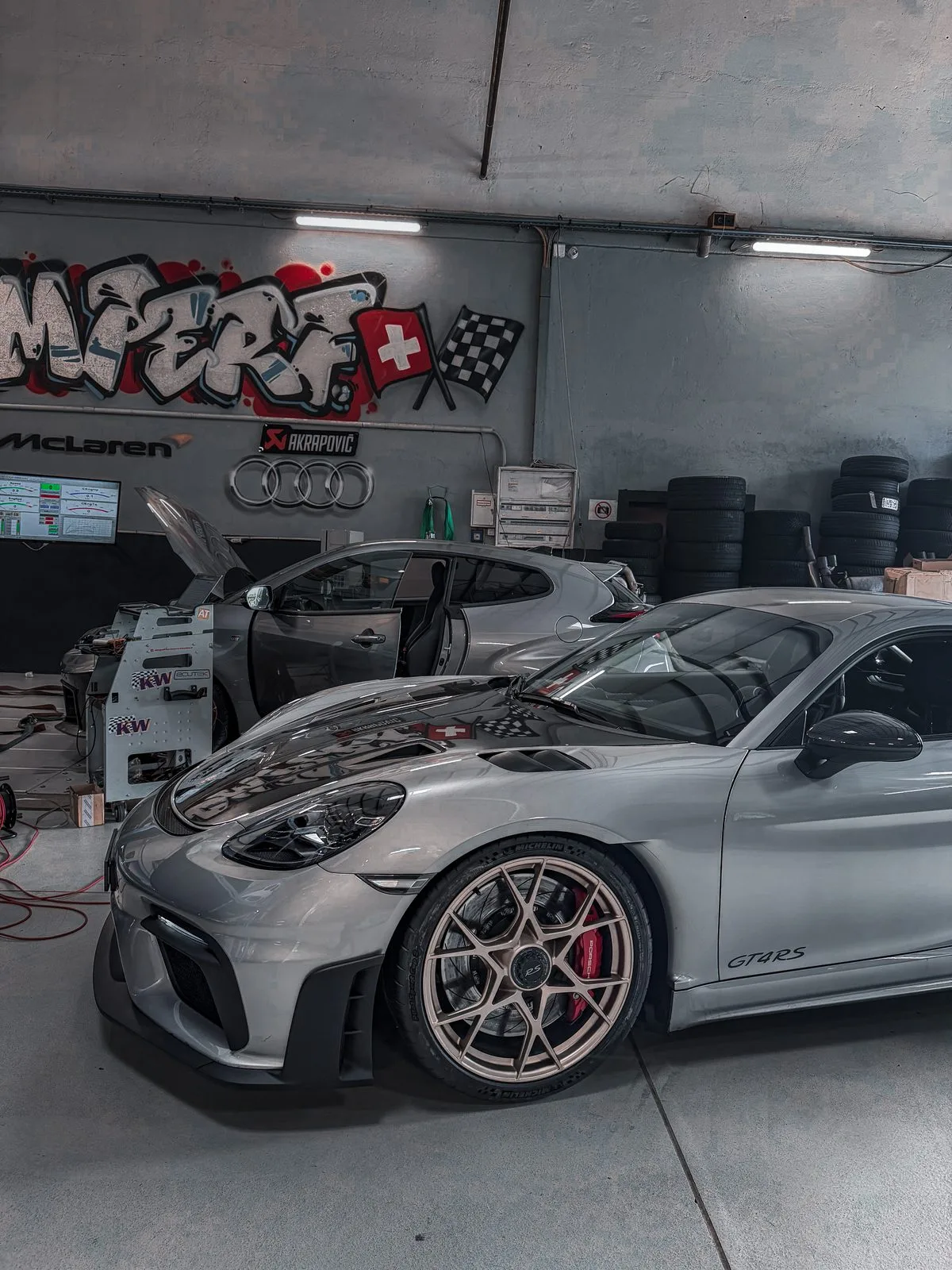 Porsche 718 Cayman GT4 RS dans l’atelier